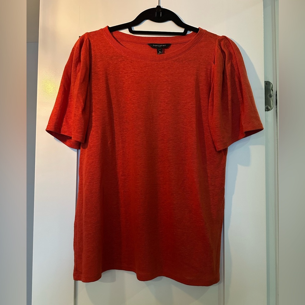 NWT Banana Republic Women's Linen Blend Tee shirt with pleated shoulder detail.